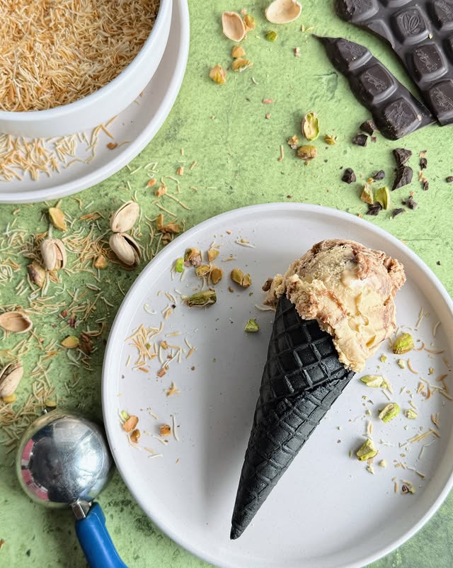 Lody Dubai chocolate z pistacją i chrupiącym kataifi.