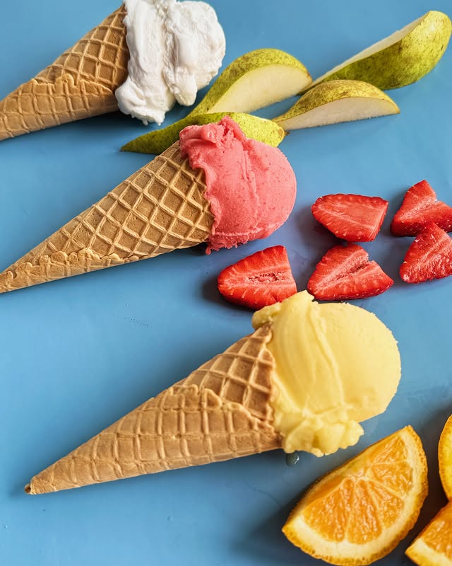 Kolorowe lody i sorbety Miś Polarny w wafelkach.