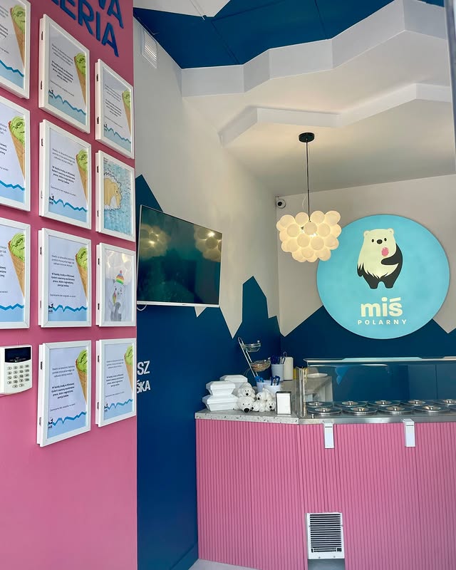 Wnętrze lodziarni Miś Polarny w pastelowych kolorach.